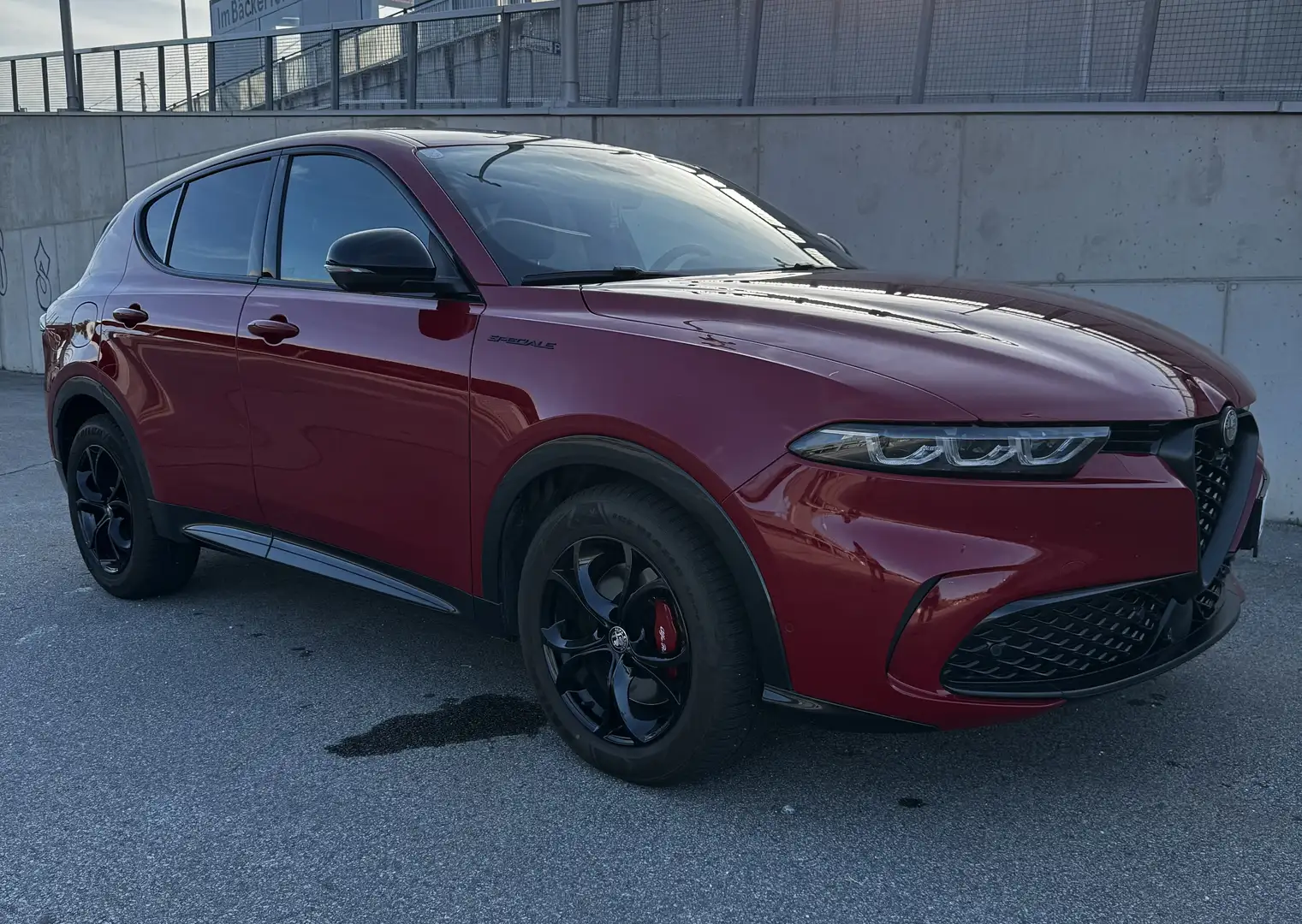Alfa Romeo Tonale Edizione Speciale 1.5 T4 48V MHEV DCT Rot - 1