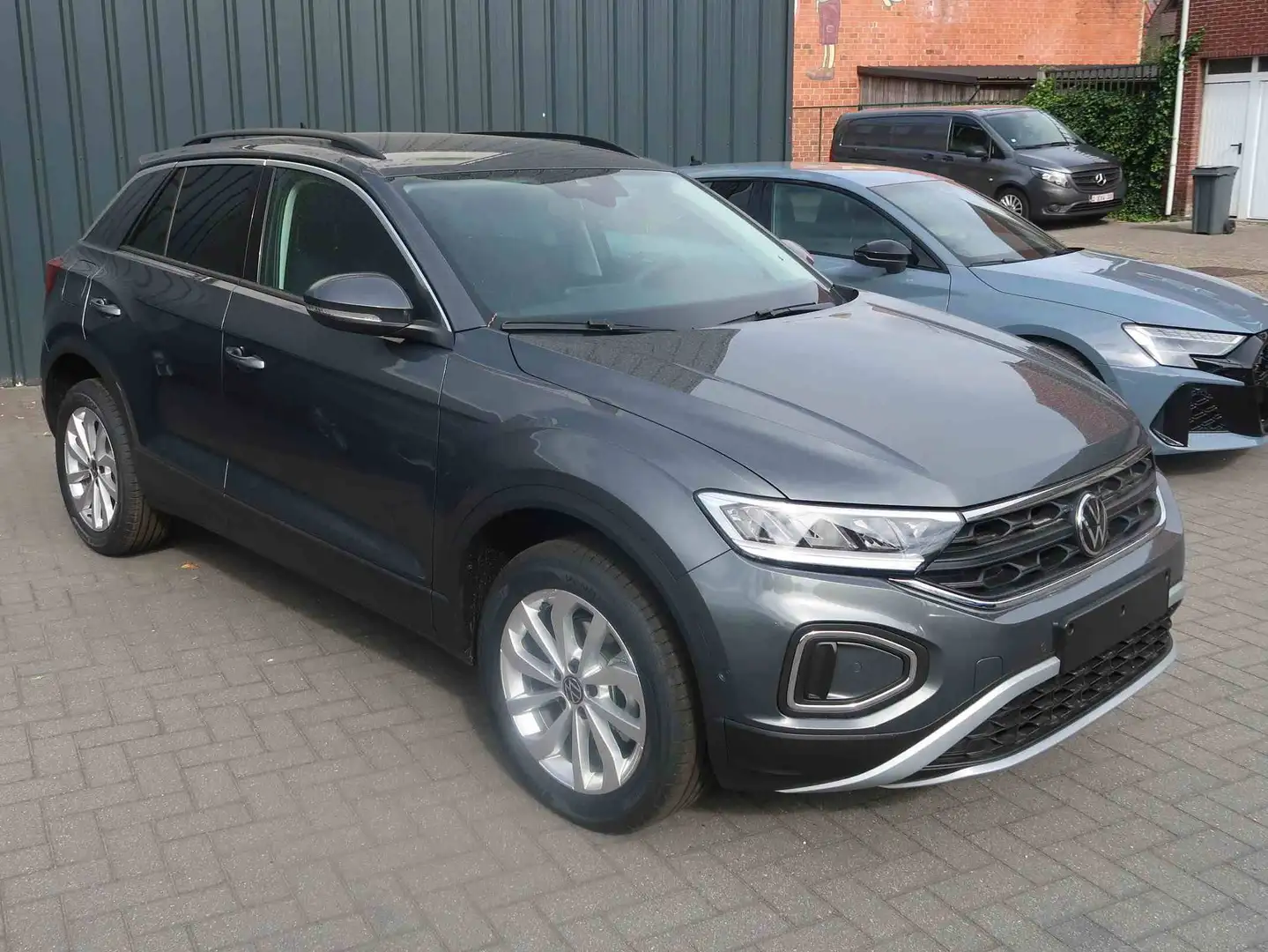 Volkswagen T-Roc 1.5 TSI Life DSG Grijs - 2