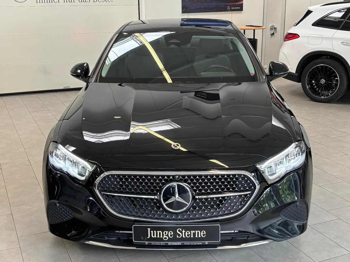 Mercedes-Benz E 200 AVANTGARDE PANO+DISTRO+19"+KEYLESS+CARPLAY Schwarz - 2