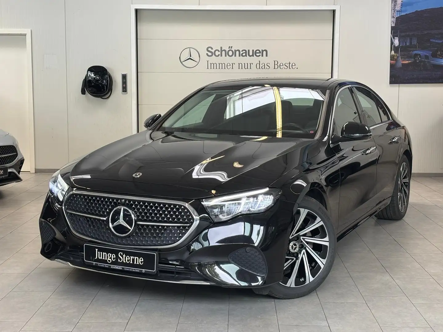 Mercedes-Benz E 200 AVANTGARDE PANO+DISTRO+19"+KEYLESS+CARPLAY Schwarz - 1