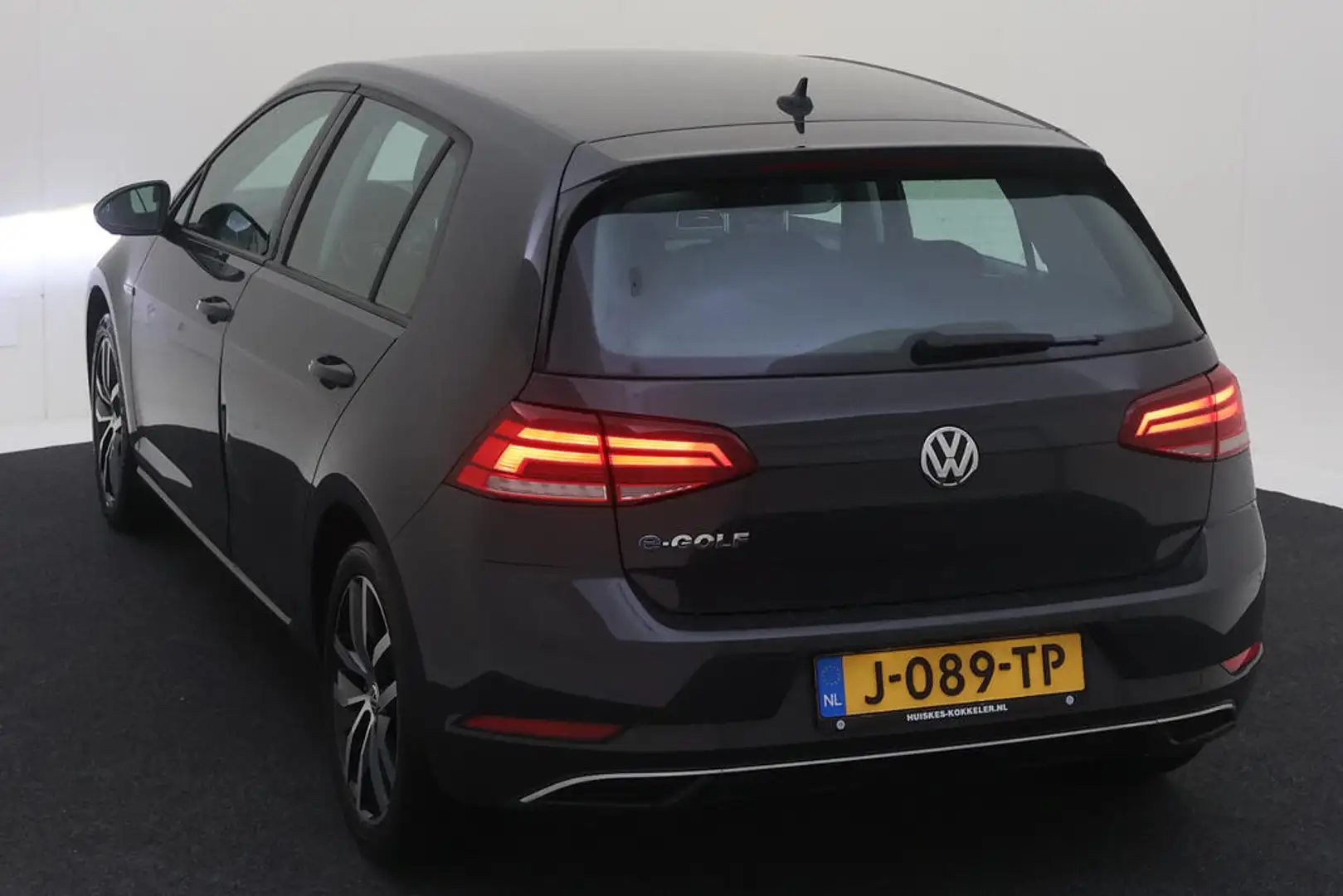Volkswagen e-Golf E-DITION / PARK. SENSOREN/ LED/ NAVI/ CLIMA/ BLUET Grijs - 2