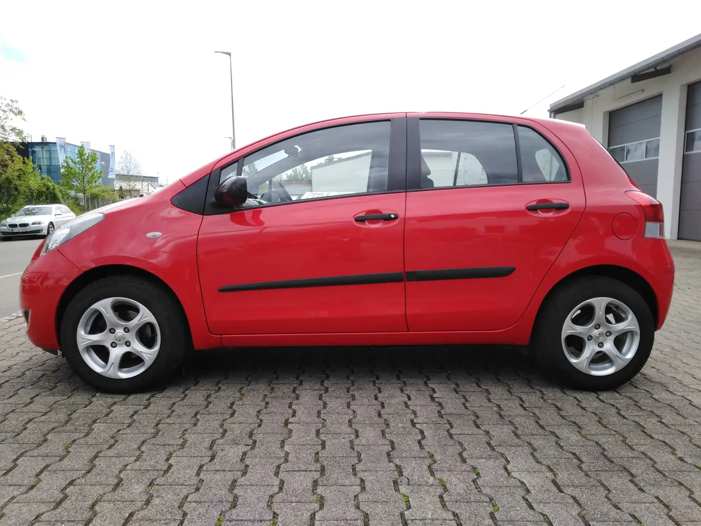 Toyota Yaris Basis Rot - 2