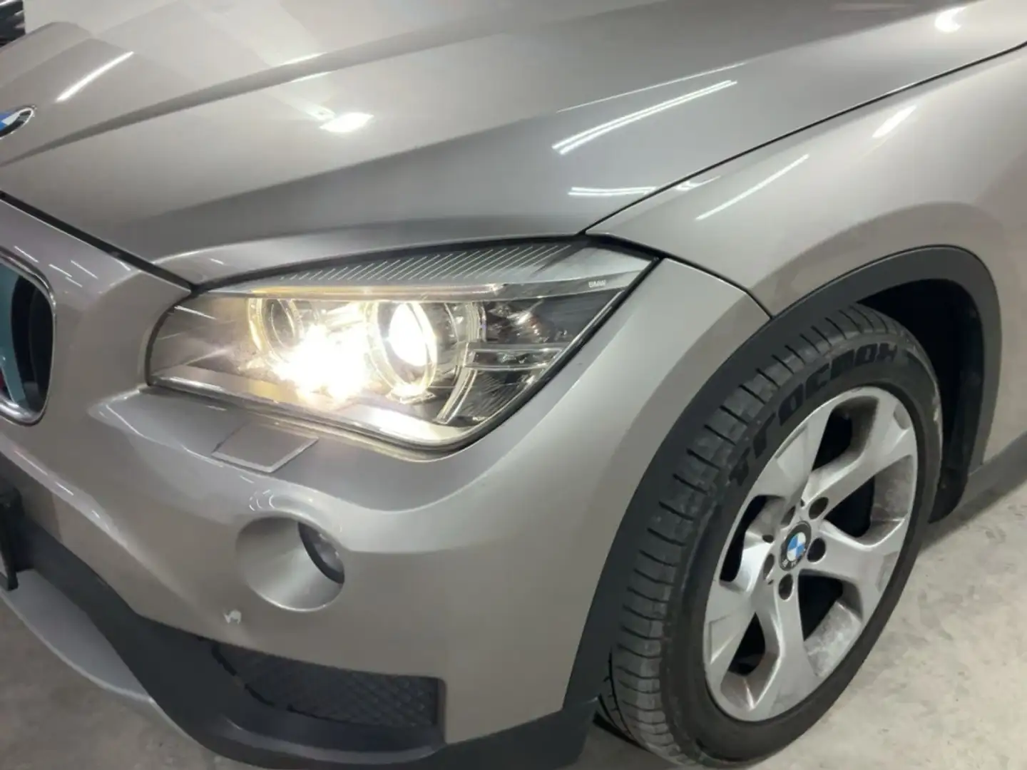 BMW X1 sDrive 20iA Gris - 2