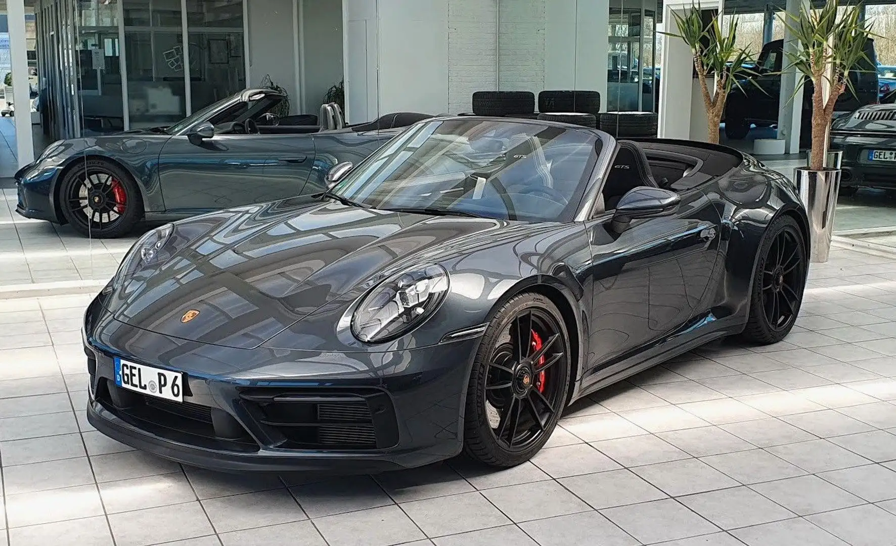 Porsche 911 Carrera 4 GTS *Sonderfarbe- Keramikversieg.* Grau - 1