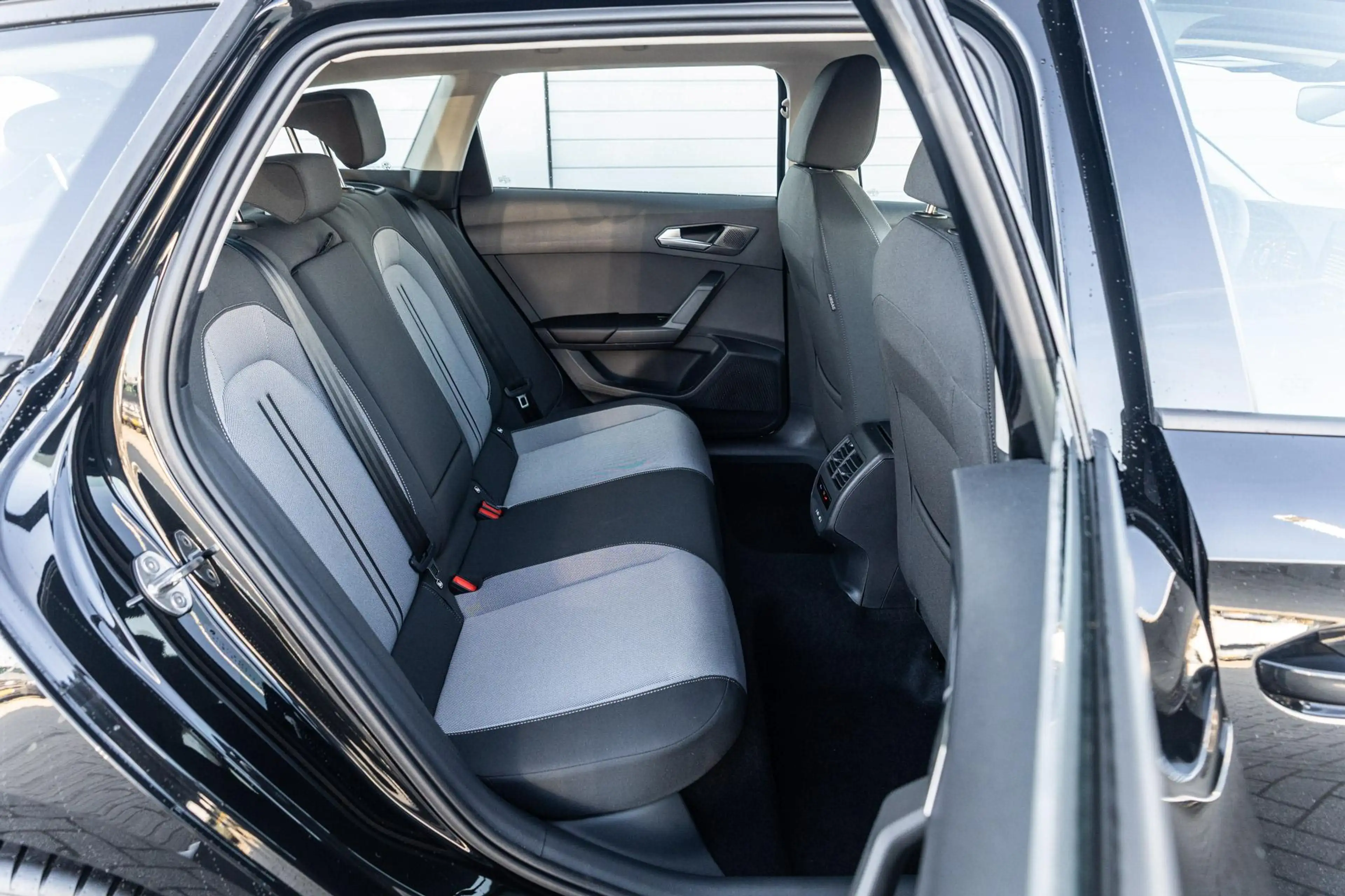SEAT Leon e-Hybrid Sportstourer 1.5 TSI 204pk Style | Climate Control — photo 15
