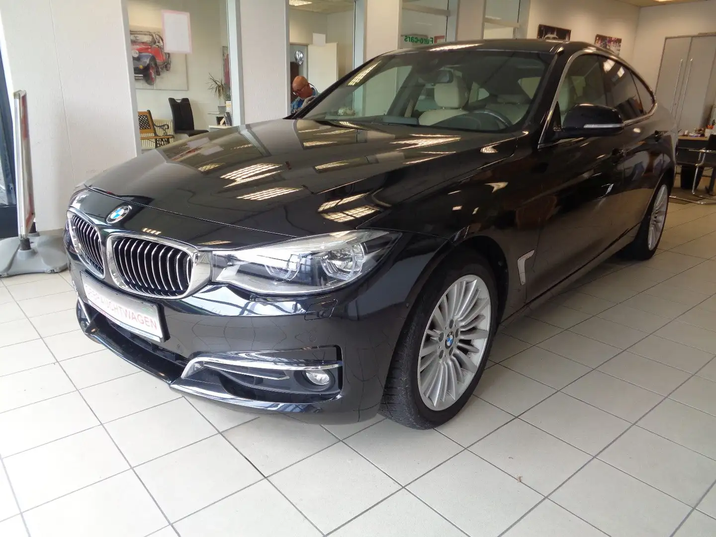 BMW 330 / LED / LEDER / KAMERA Schwarz - 1