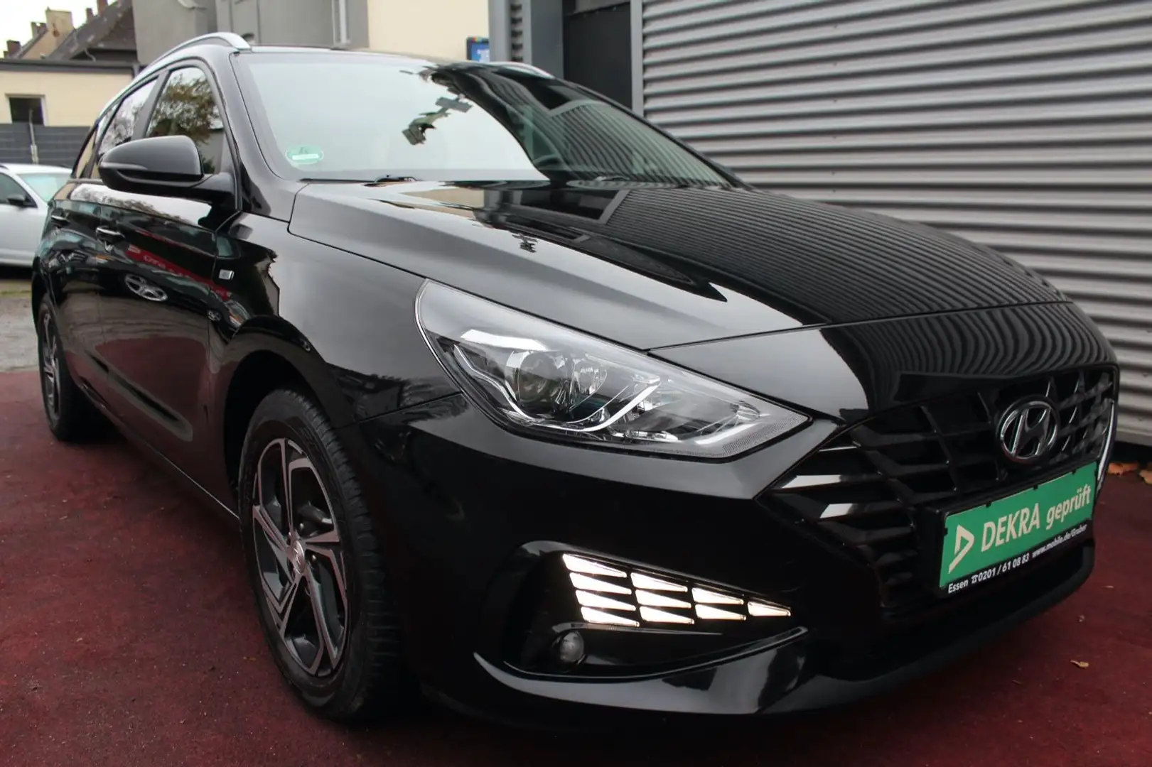 Hyundai i30 cw Edition 30 Mild-Hybrid KLIMA AUTOMATIK 1H Schwarz - 2