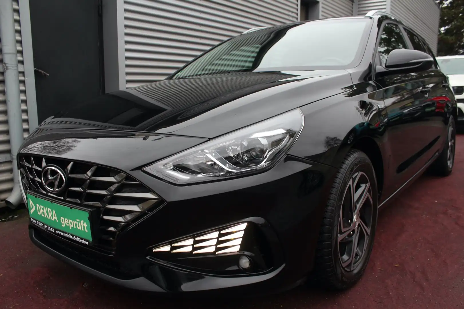 Hyundai i30 cw Edition 30 Mild-Hybrid KLIMA AUTOMATIK 1H Schwarz - 1