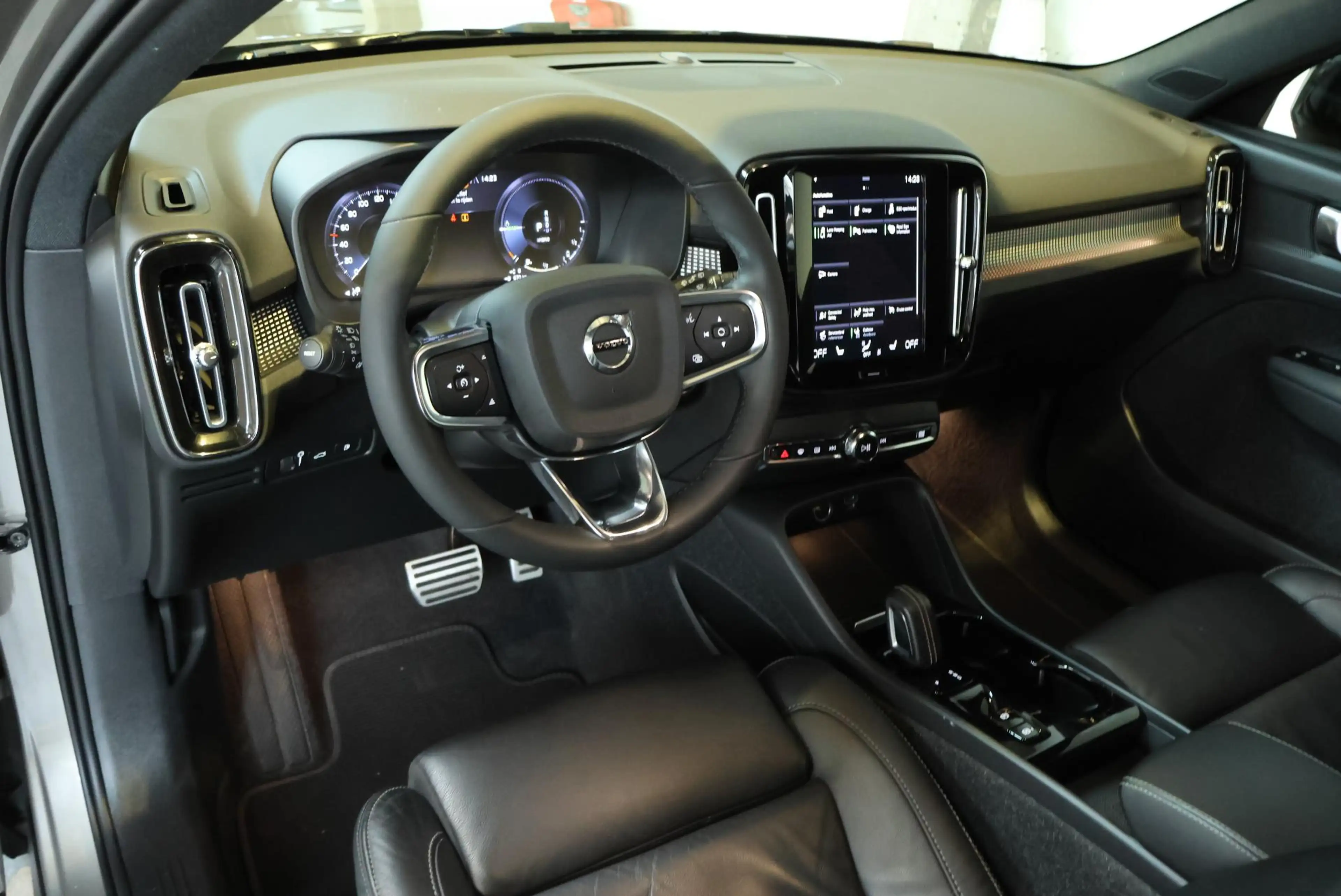Volvo XC40 T4 Recharge R-Design | Adaptive Cruise Control | P — photo 2
