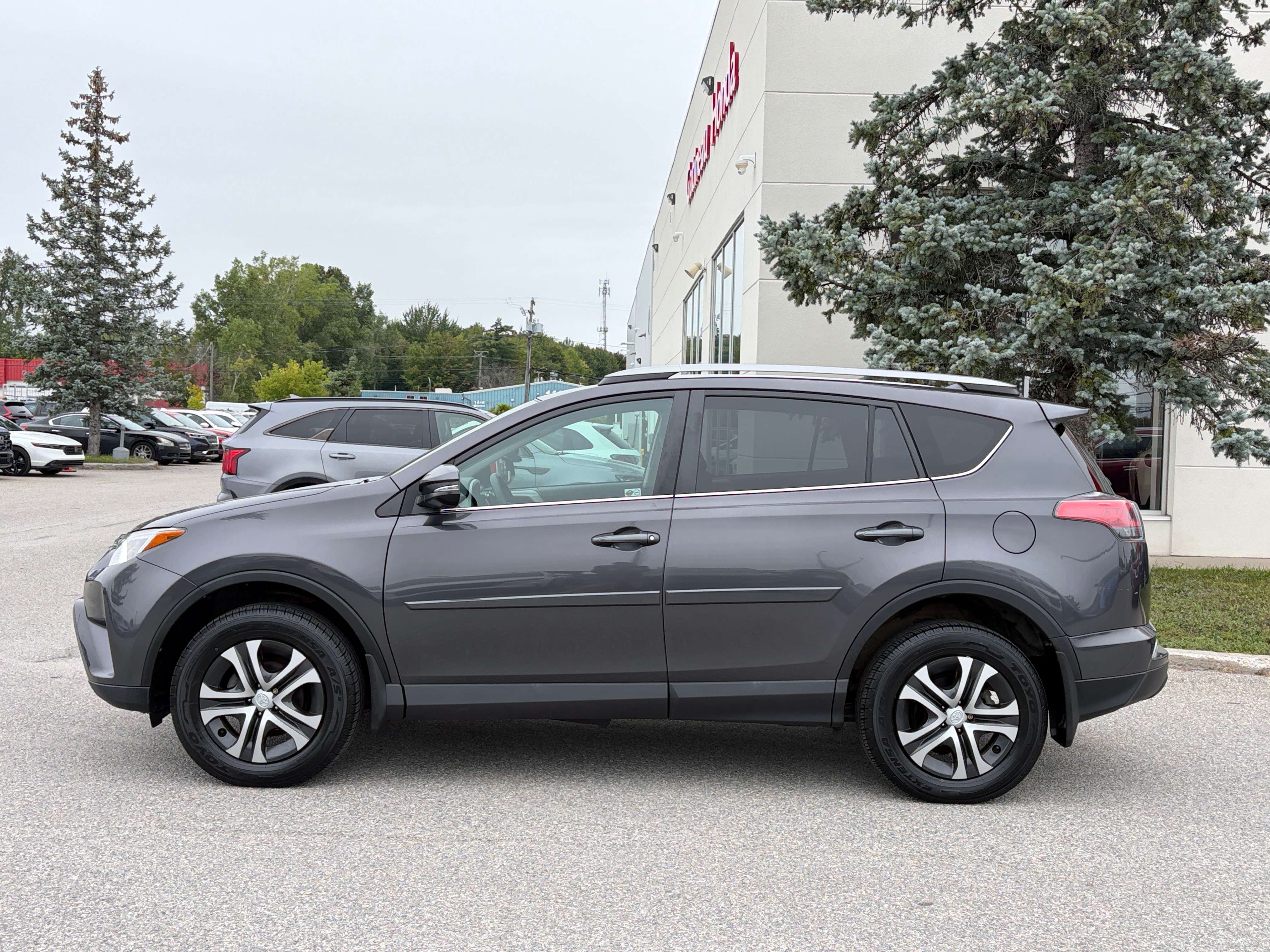 2017 Toyota RAV4 LE — снимка 1