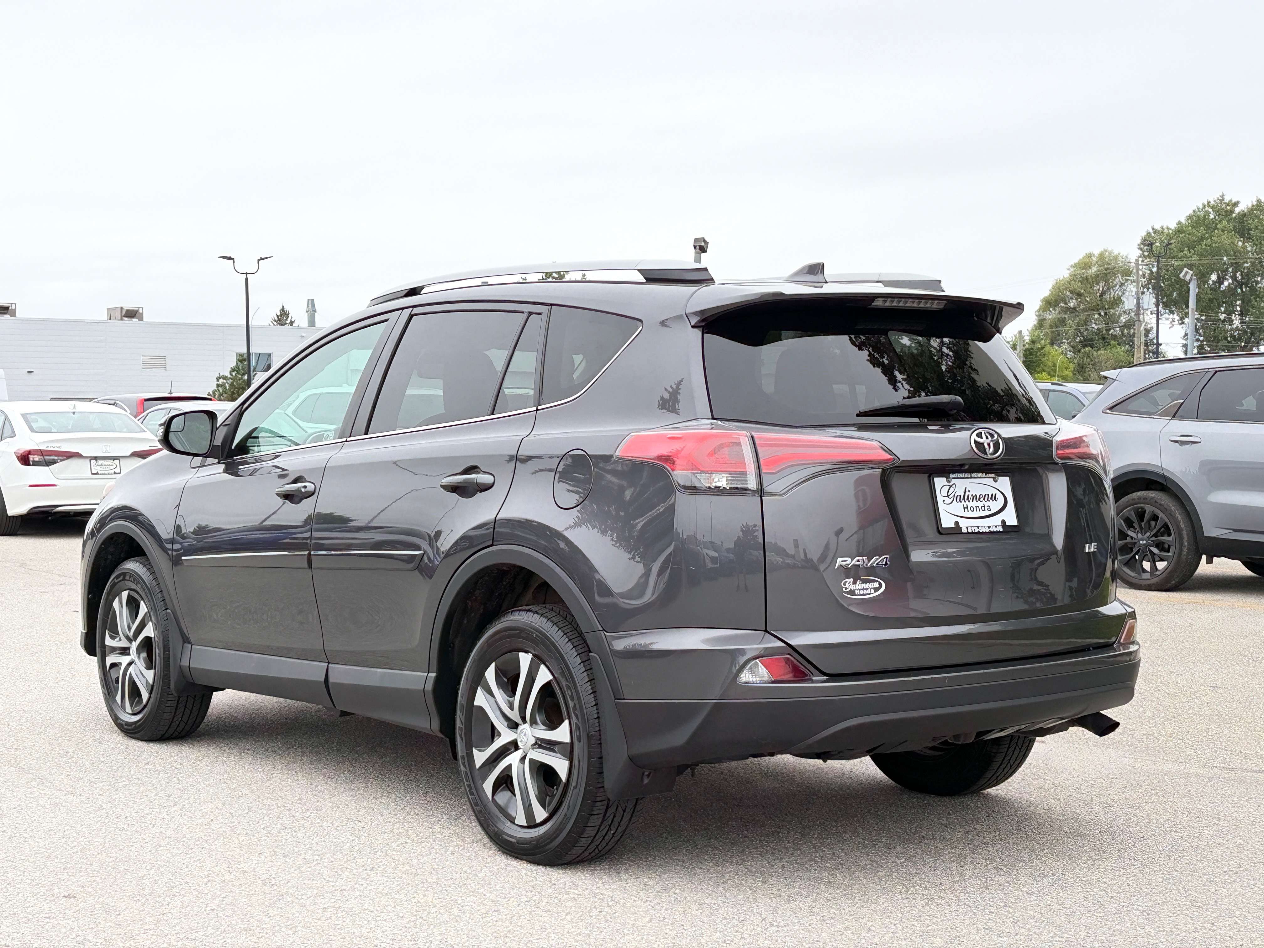 2017 Toyota RAV4 LE — снимка 1
