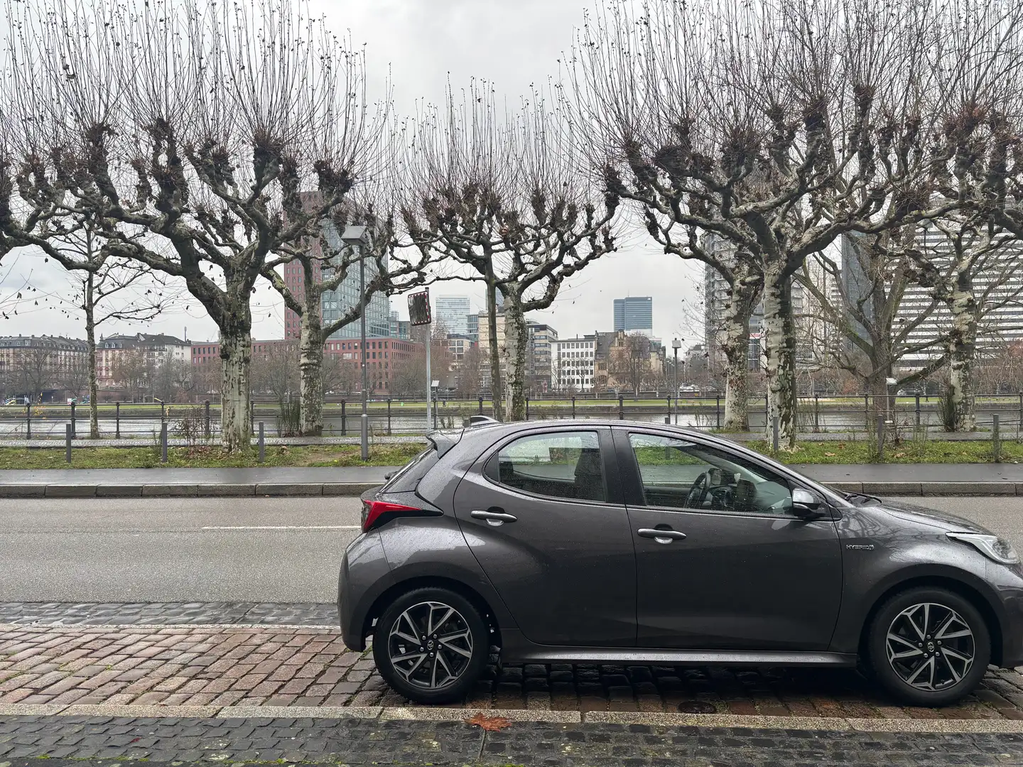 Toyota Yaris Hybrid Yaris 1,5-Dual-VVT-iE Multidrive S Y20 Club Grau - 2