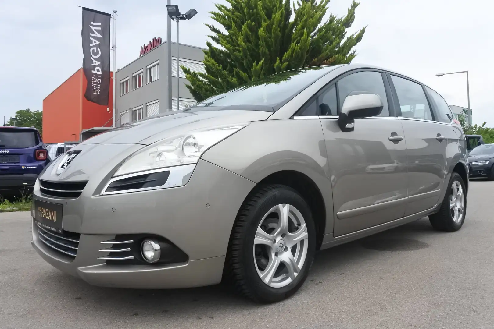 Peugeot 5008 1,6 e-HDi 115 FAP ASG6 /7SITZE/PICKERL NEU Argent - 2