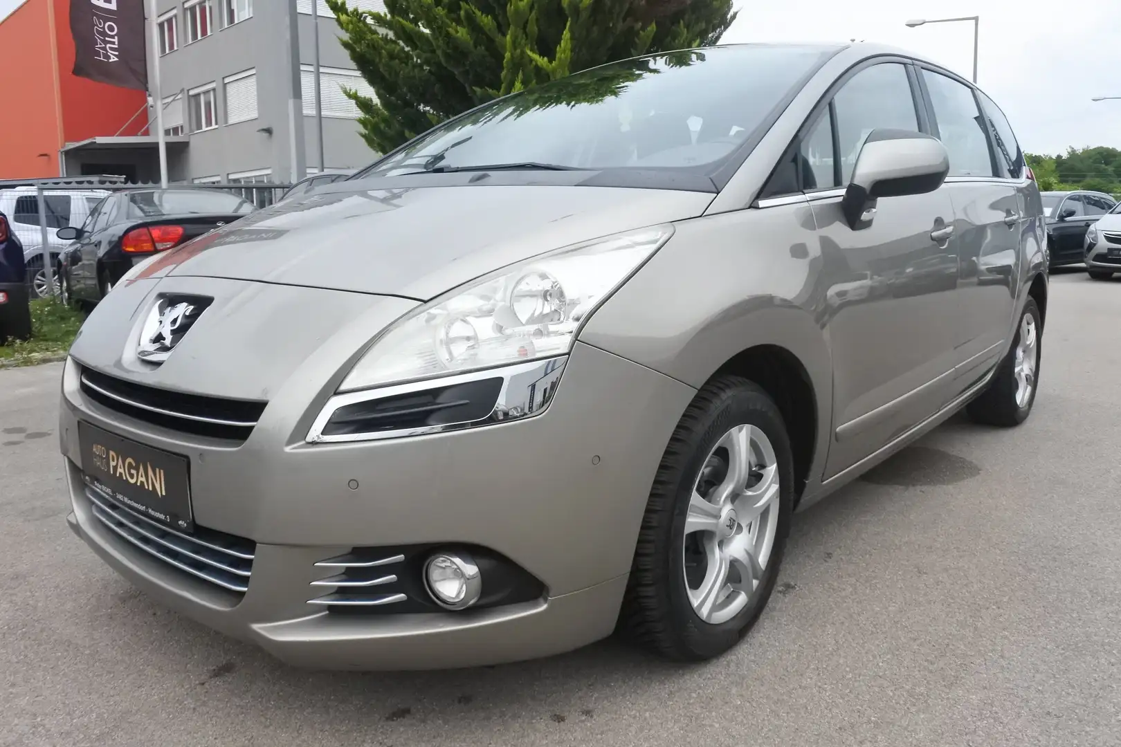 Peugeot 5008 1,6 e-HDi 115 FAP ASG6 /7SITZE/PICKERL NEU Argent - 1
