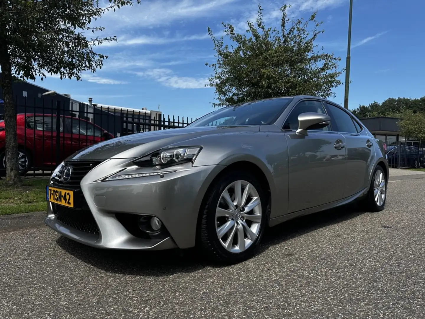 Lexus IS 300 300h Hybrid 181pk CVT Aut. First Edition LIEFHEBBE Grau - 1