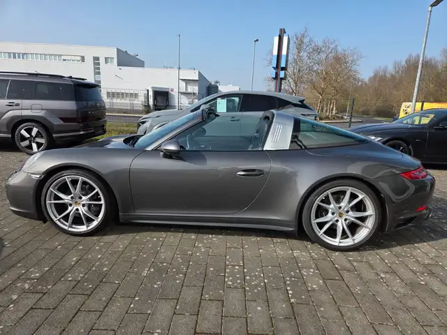 Porsche 991 view 2