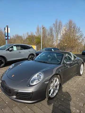 Porsche 991 view 3