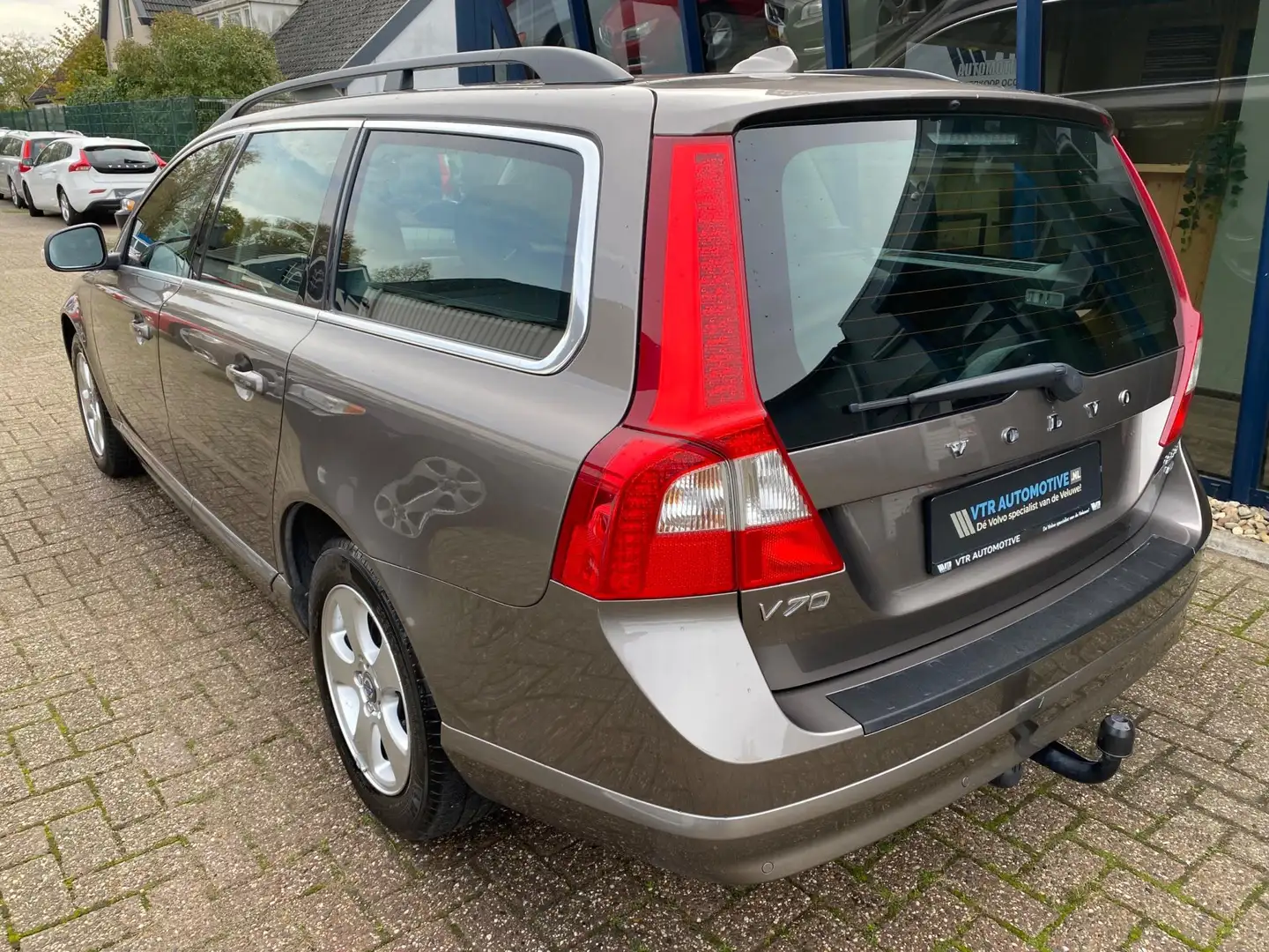 Volvo V70 2.5FT Momentum Automaat 230PK H.LEER / XENON / TRE Grijs - 2
