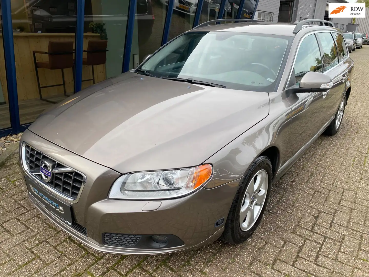 Volvo V70 2.5FT Momentum Automaat 230PK H.LEER / XENON / TRE Grijs - 1