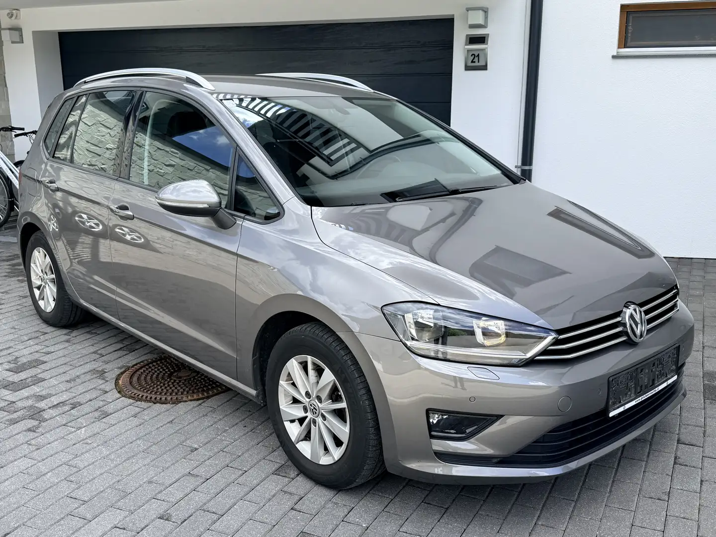 Volkswagen Golf Sportsvan 1.6 TDI   90 PS  NAVI..SHZ...PDC...AHK Grau - 1