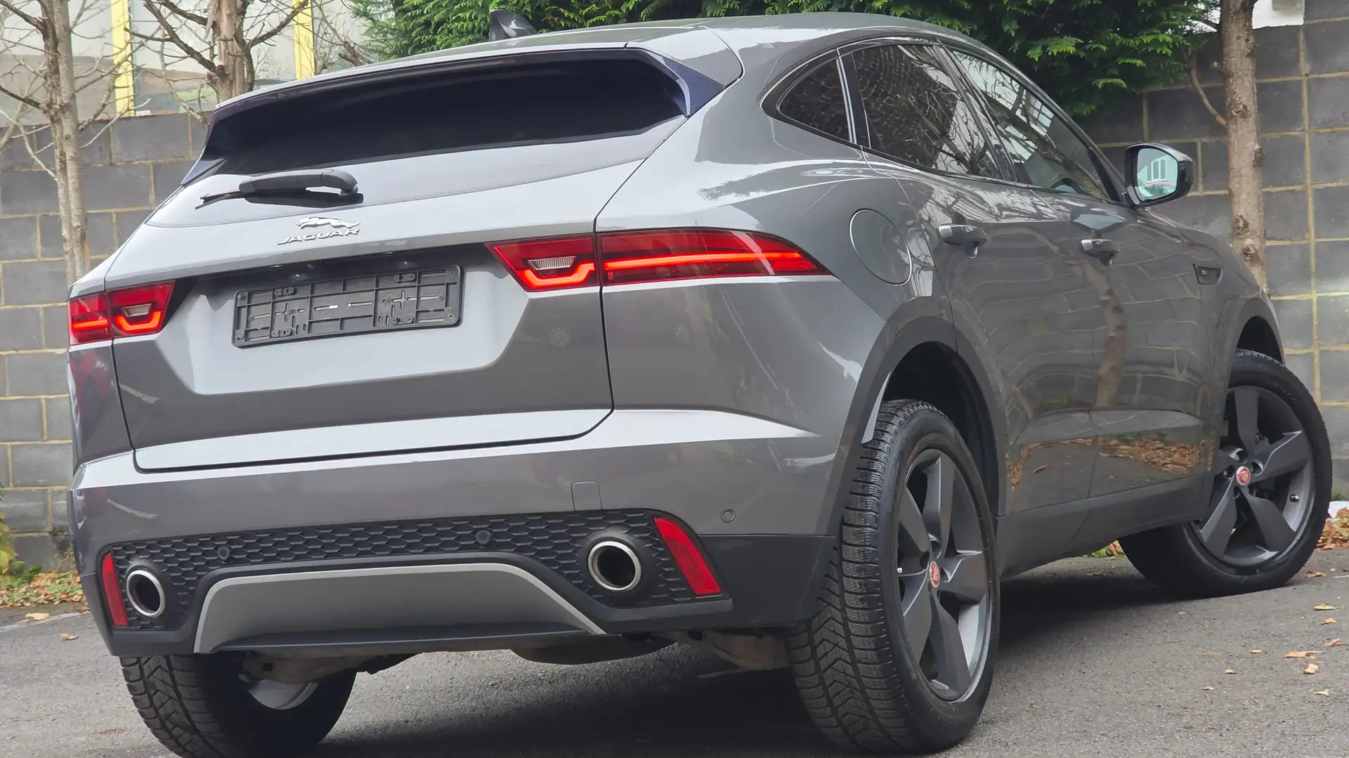 Jaguar E-Pace E-Pace 2.0 D AWD R-Dynamic S / Toit Pano / Led Grau - 2