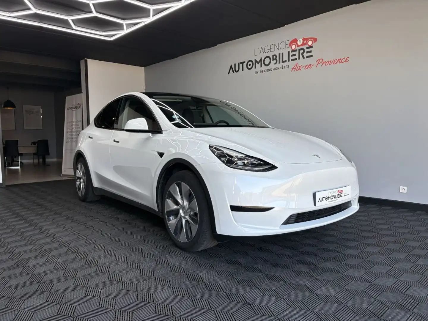 Tesla Model Y Standard Range 299CV RWD Weiß - 1