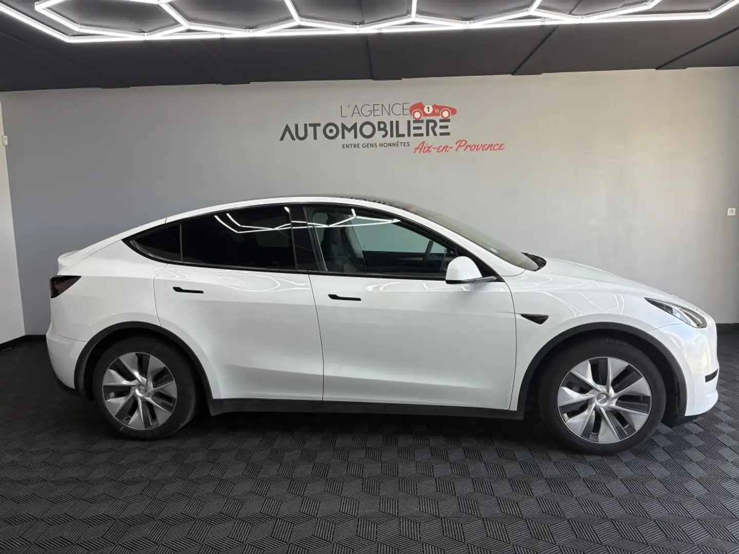 Tesla Model Y Standard Range 299CV RWD Weiß - 2
