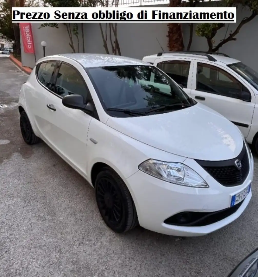 Lancia Ypsilon 1.0 FireFly 5 porte S&S Hybrid Ecochic Silver Bianco - 1