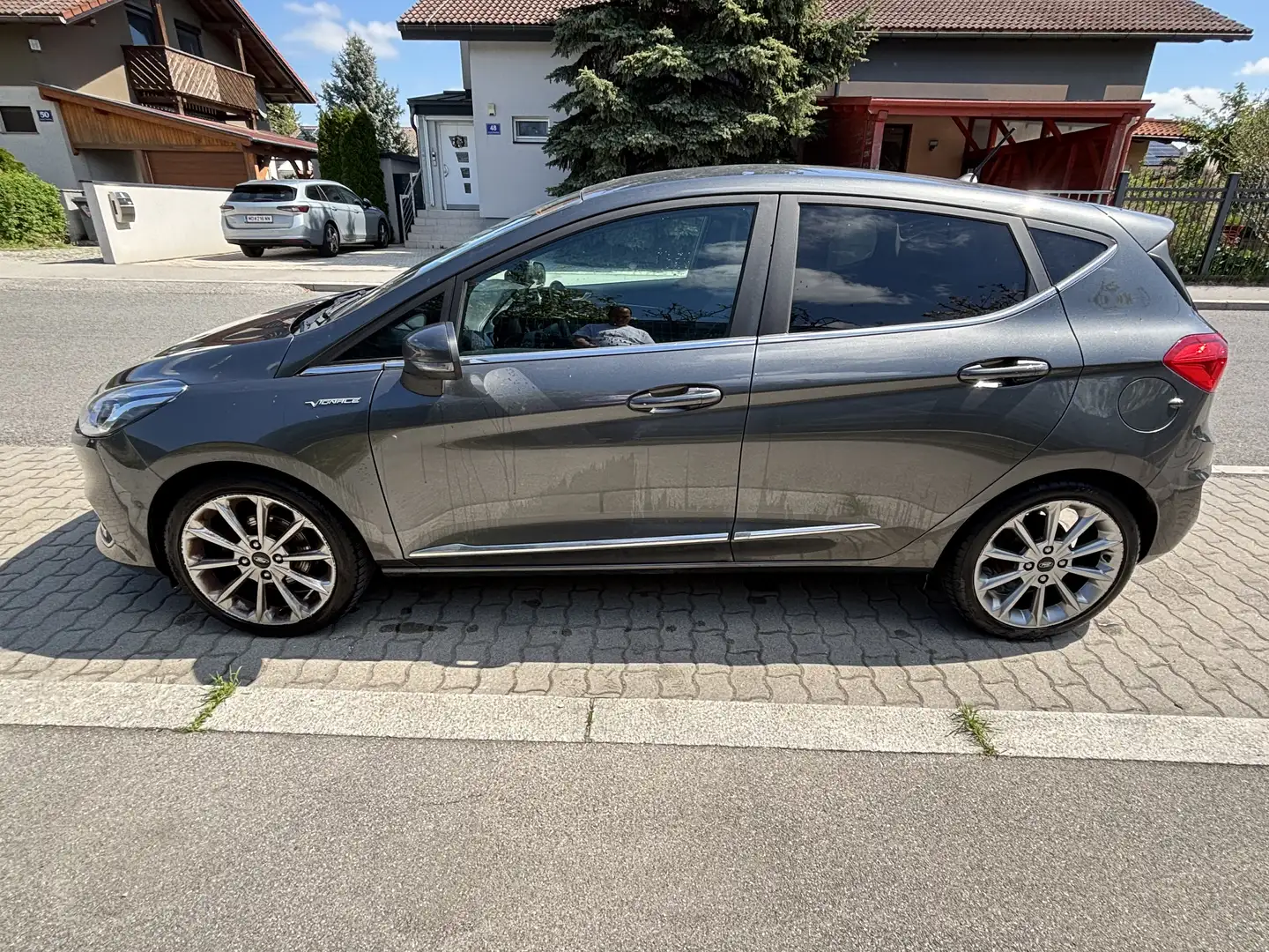 Ford Fiesta Vignale 1,0 EcoBoost Start/Stop Aut. Grau - 1