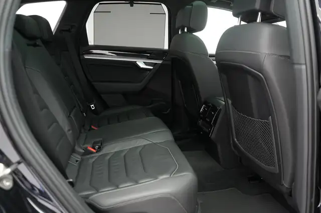 Volkswagen Touareg view 8
