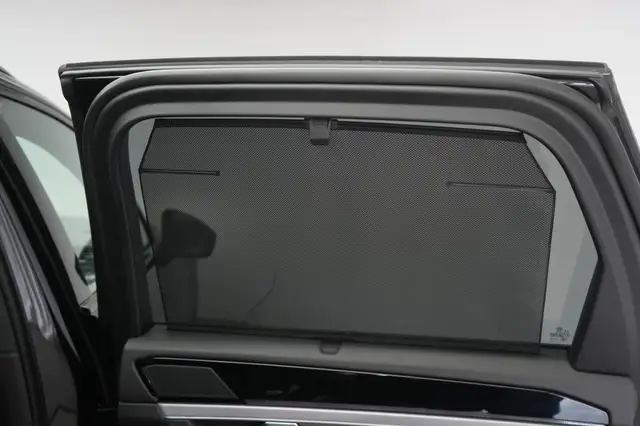 Volkswagen Touareg view 9