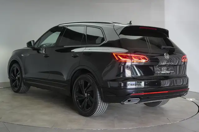 Volkswagen Touareg view 4