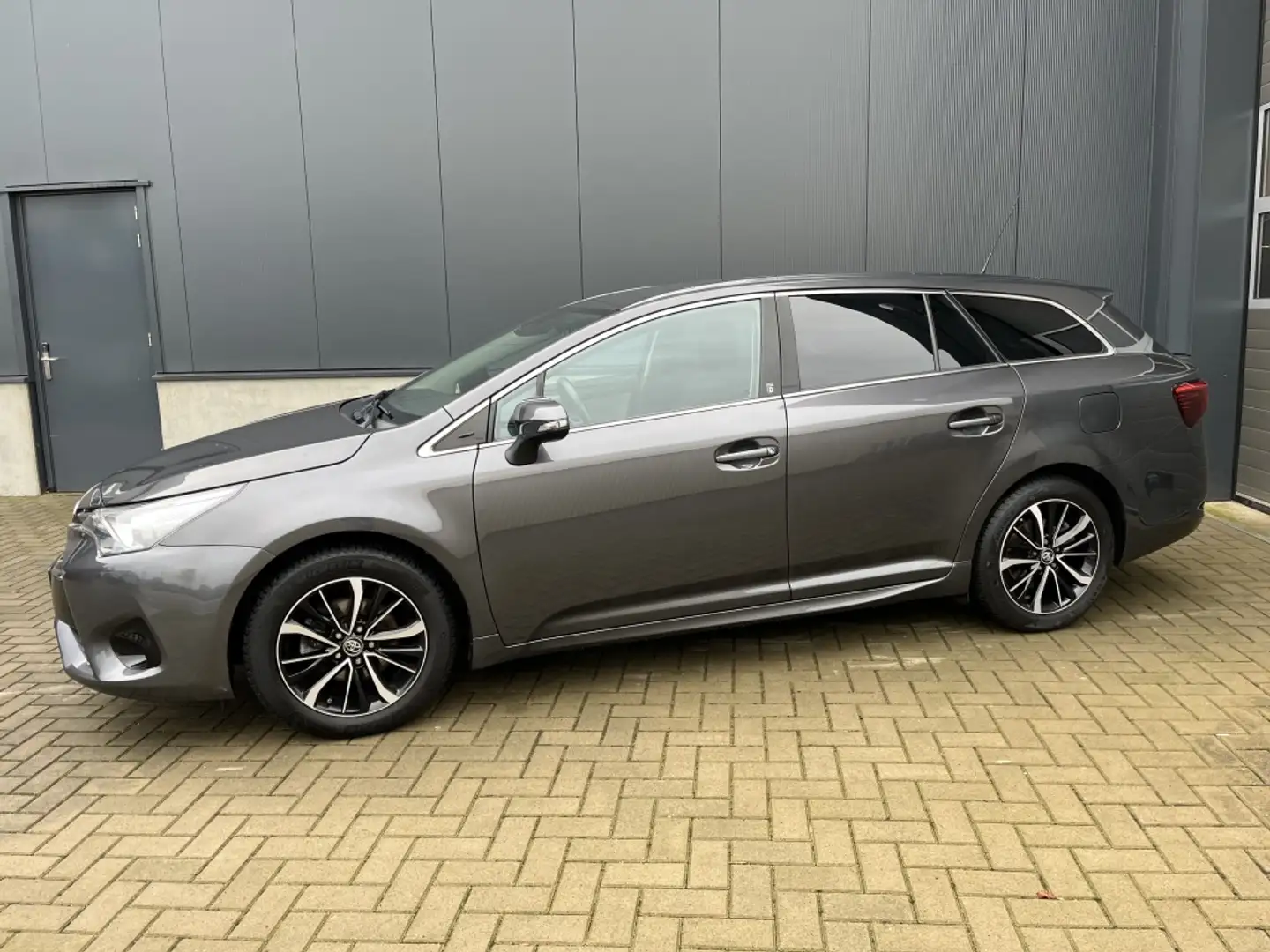 Toyota Avensis Touring Sports 1.8 VVT-i SkyV. Ed. Gris - 2