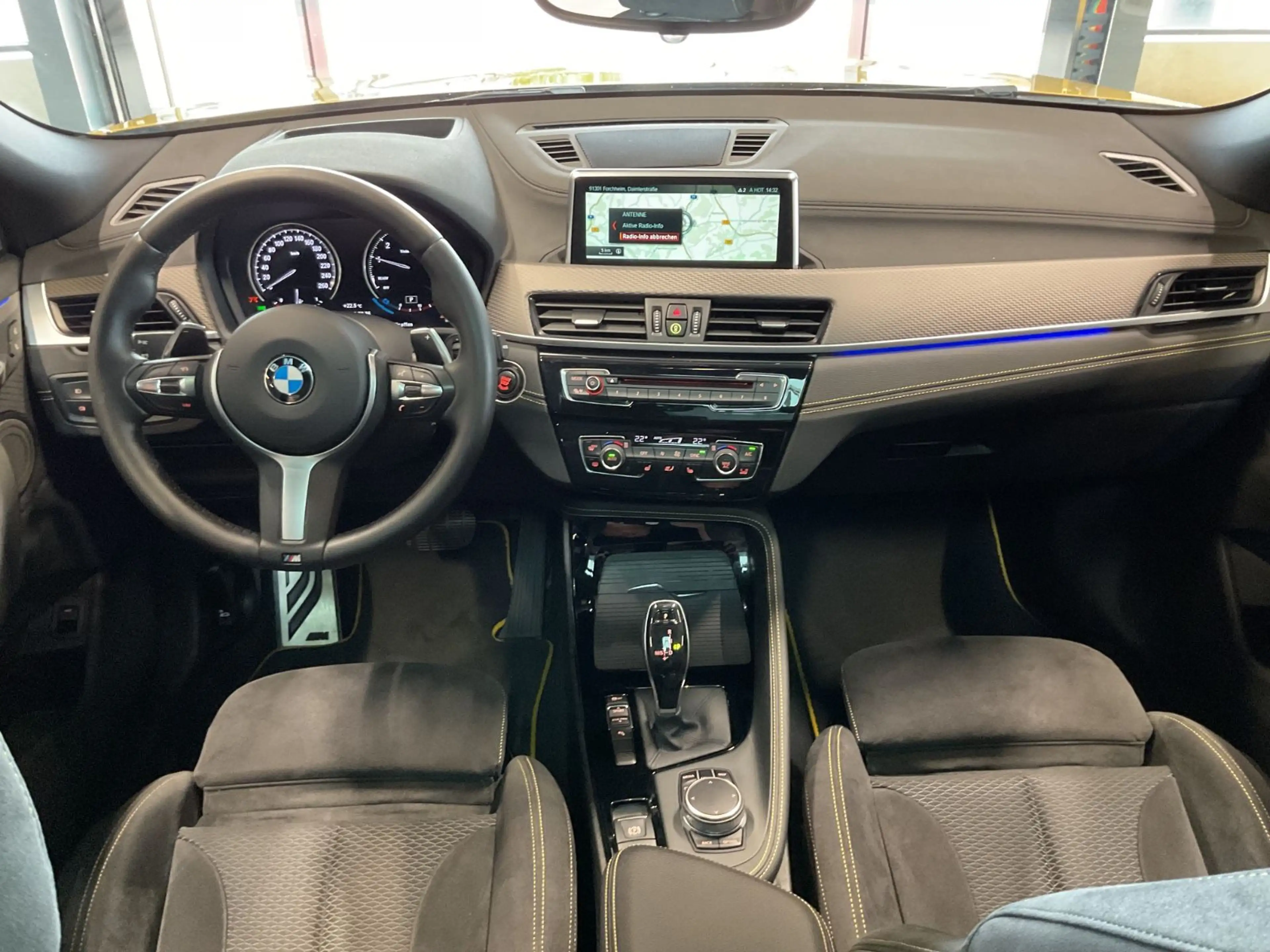 BMW X2 20i sDrive M Sport X AHK LED Navi Pano 20" — photo 14