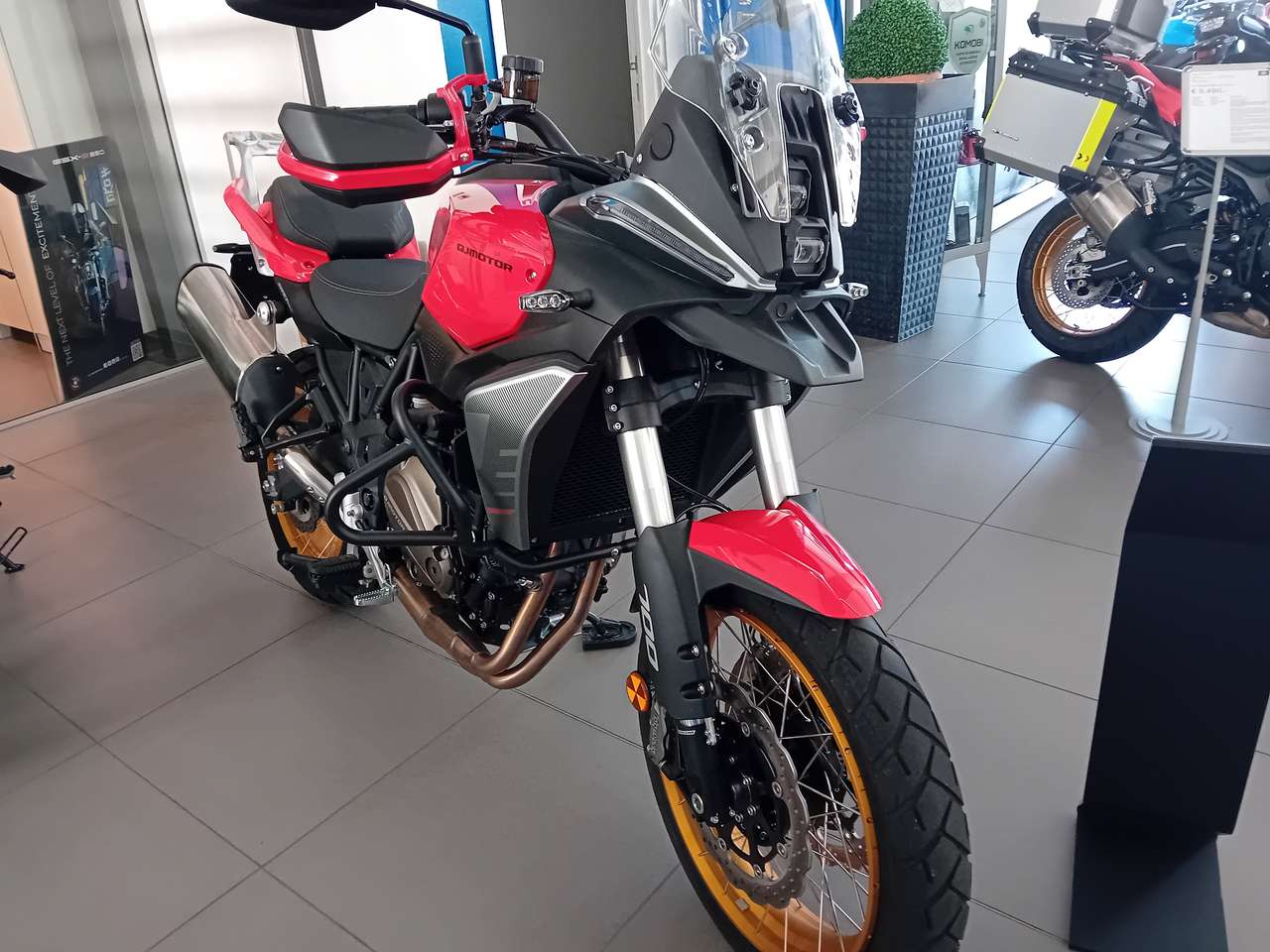 QJ Motor SRT 700 SX senza valigie