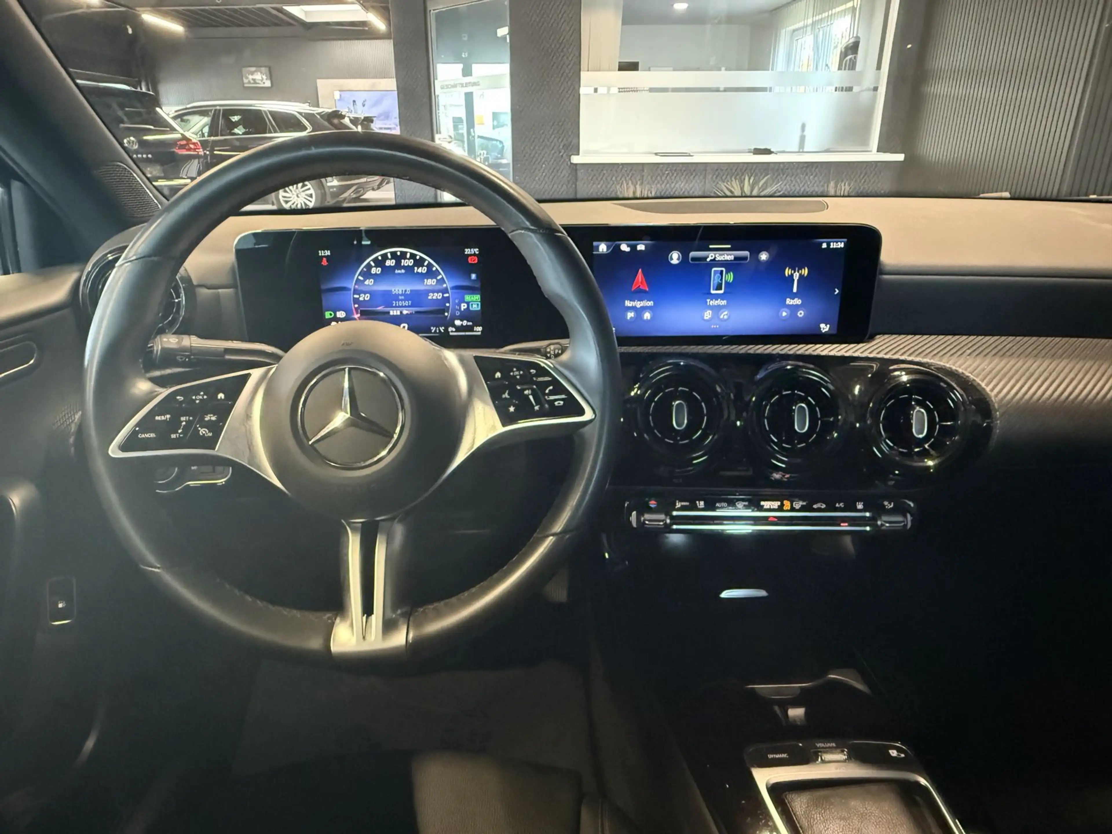 Mercedes-Benz A 250 e 8G Remote &Charing/Navi/Kamera/Leder/Tem — photo 12
