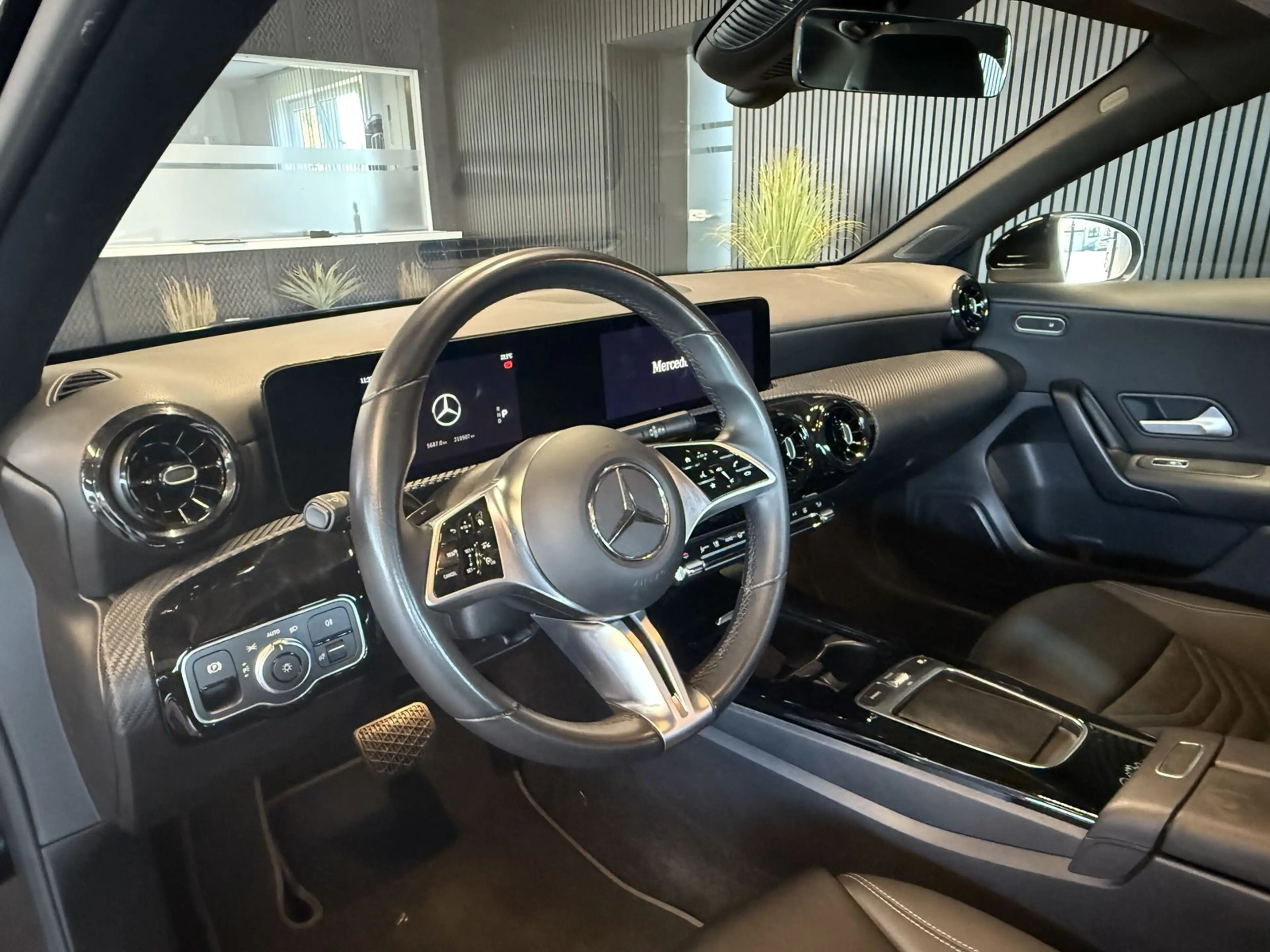 Mercedes-Benz A 250 e 8G Remote &Charing/Navi/Kamera/Leder/Tem — photo 8