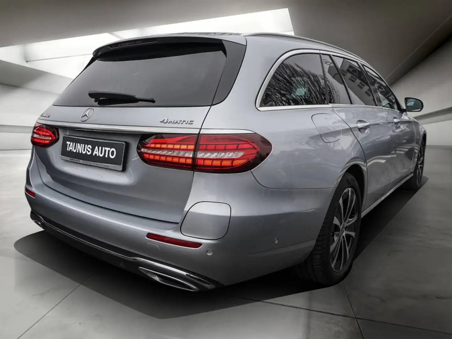 Mercedes-Benz E 300 de T 4M AVANTGARDE PANORAMA DISTRONIC AHK Silber - 2