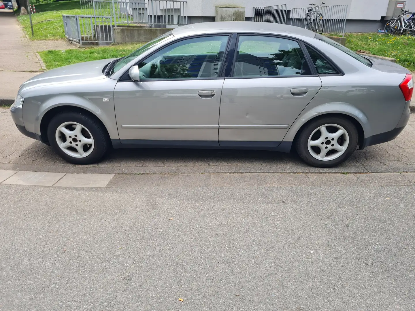 Audi A4 2.0 Grau - 1