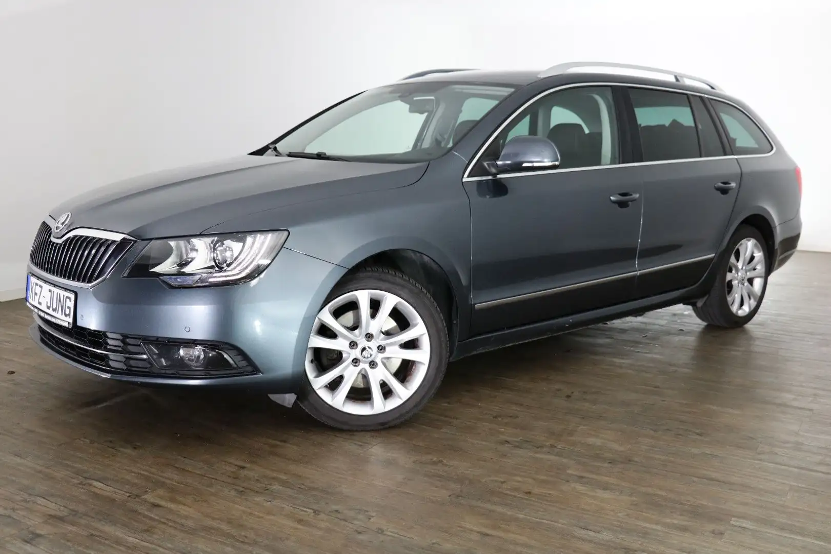 Skoda Superb Combi*4x4*Navi*Leder*HU/AU+Service neu Grau - 1