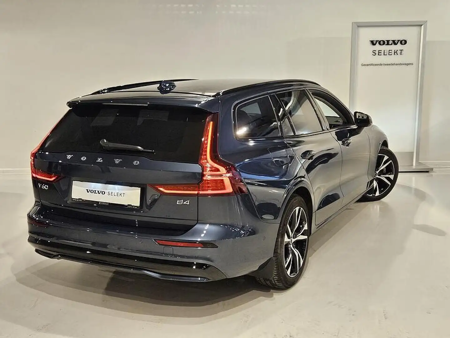 Volvo V60 II B4 Plus Dark + Trekhaak Blauw - 2