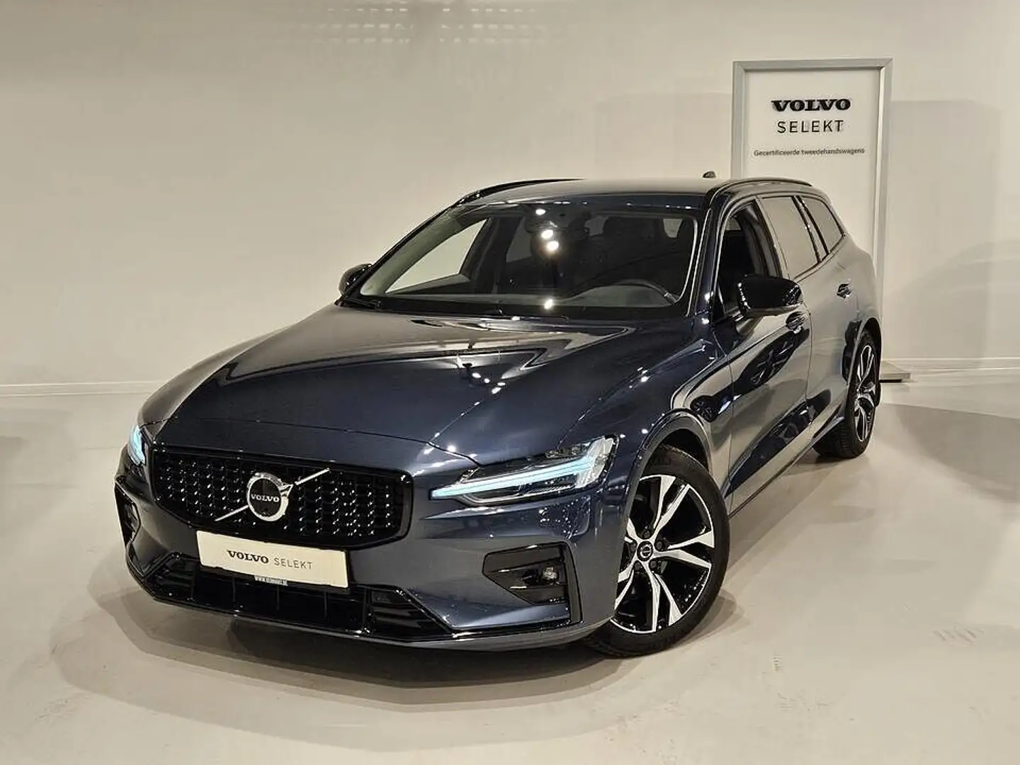 Volvo V60 II B4 Plus Dark + Trekhaak Blauw - 1