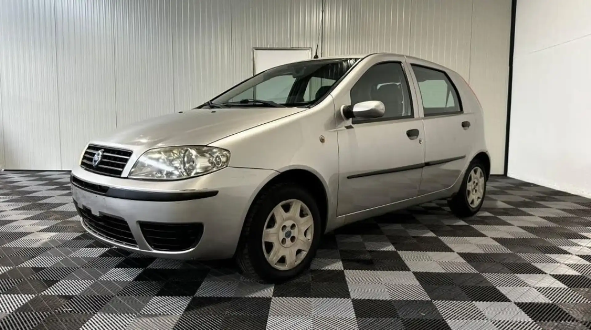 Fiat Punto 1.2 16V Sound Gris - 1