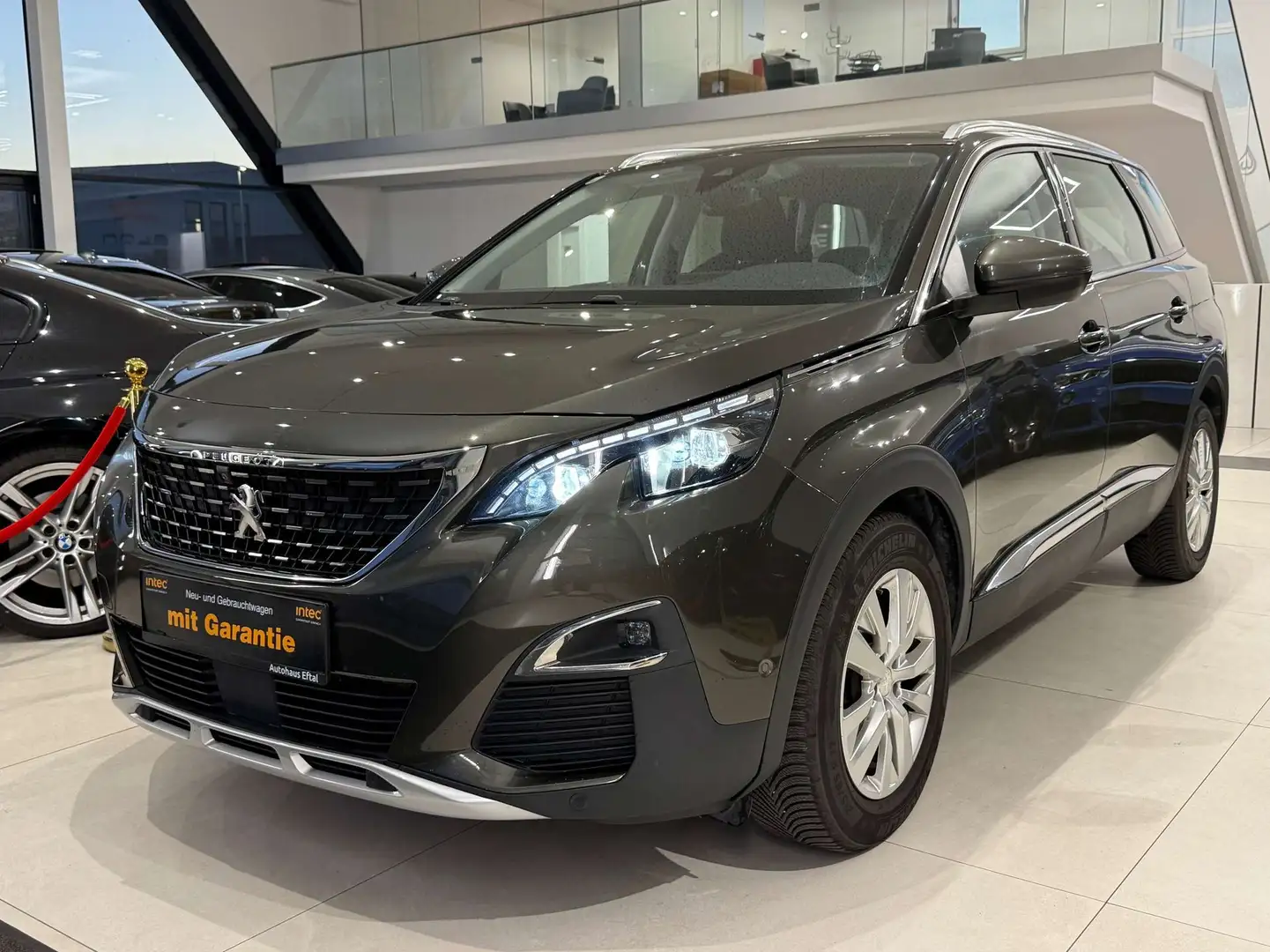 Peugeot 5008 1,5 BlueHDI Aut*NAVI*LED*TEMPOMAT*KEYLESS*KREDIT* Grau - 2