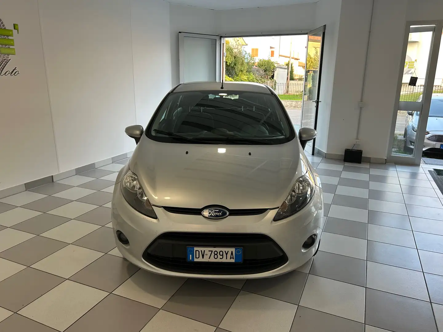 Ford Fiesta 5p 1.4 tdci Titanium Grijs - 2