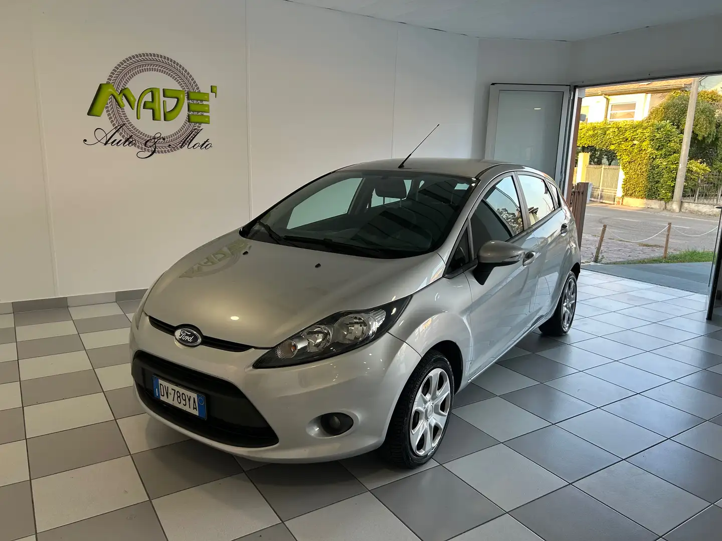 Ford Fiesta 5p 1.4 tdci Titanium Grijs - 1