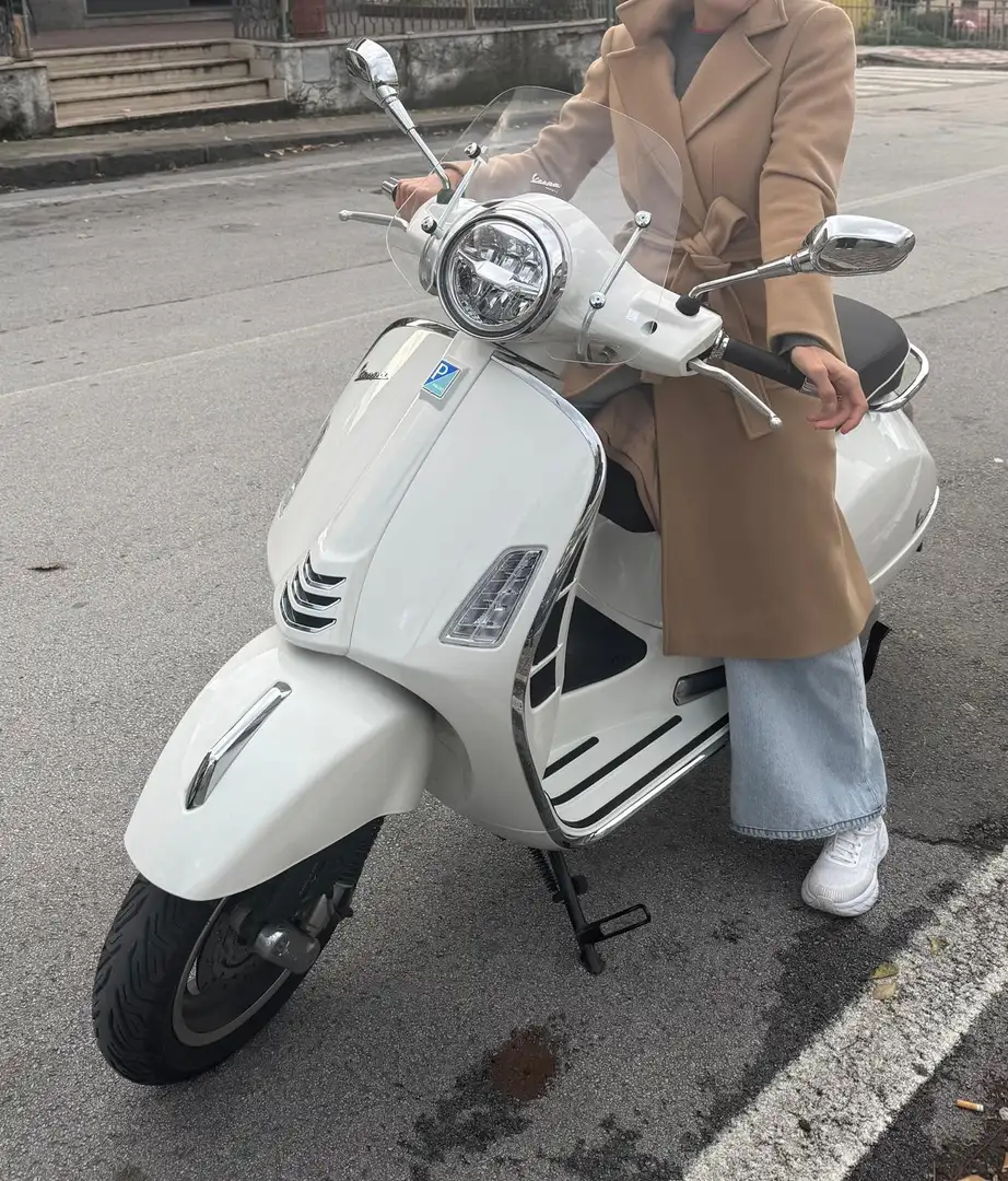 Vespa GTS Super 300 HPE Bílá - 1