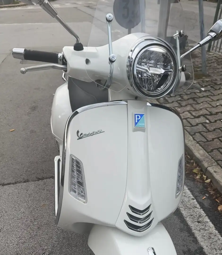 Vespa GTS Super 300 HPE Bílá - 2