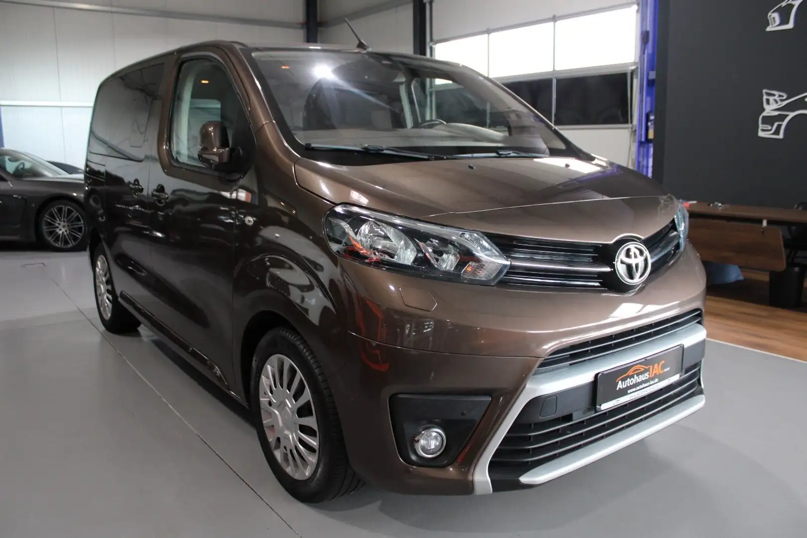 Toyota Proace Verso 1,5-l-D-4D  compact Family Comfort Hnědá - 2