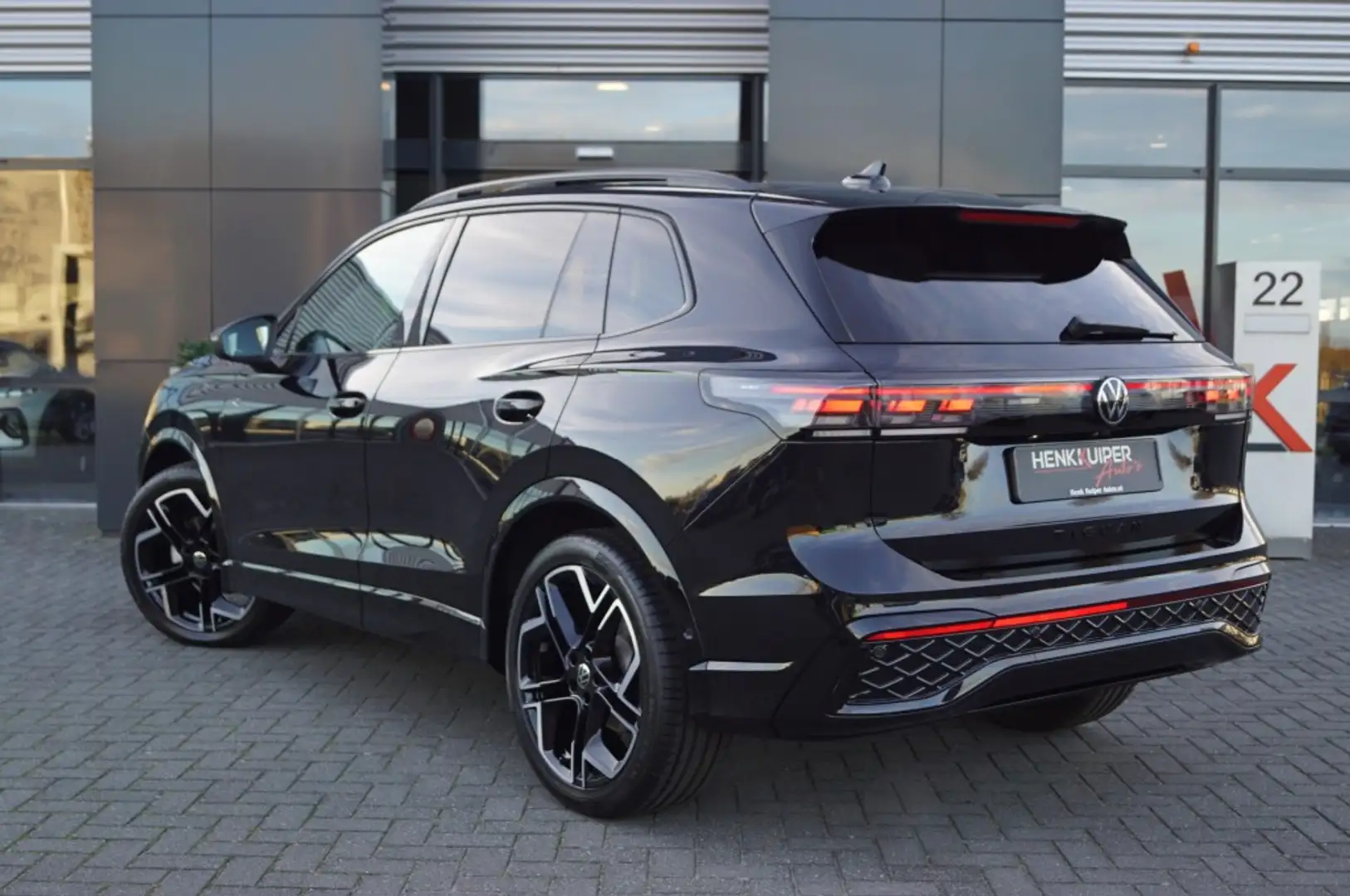 Volkswagen Tiguan 1.5 eTSI DSG R-Line Black st 150pk /Leer/Panodak/H Noir - 2